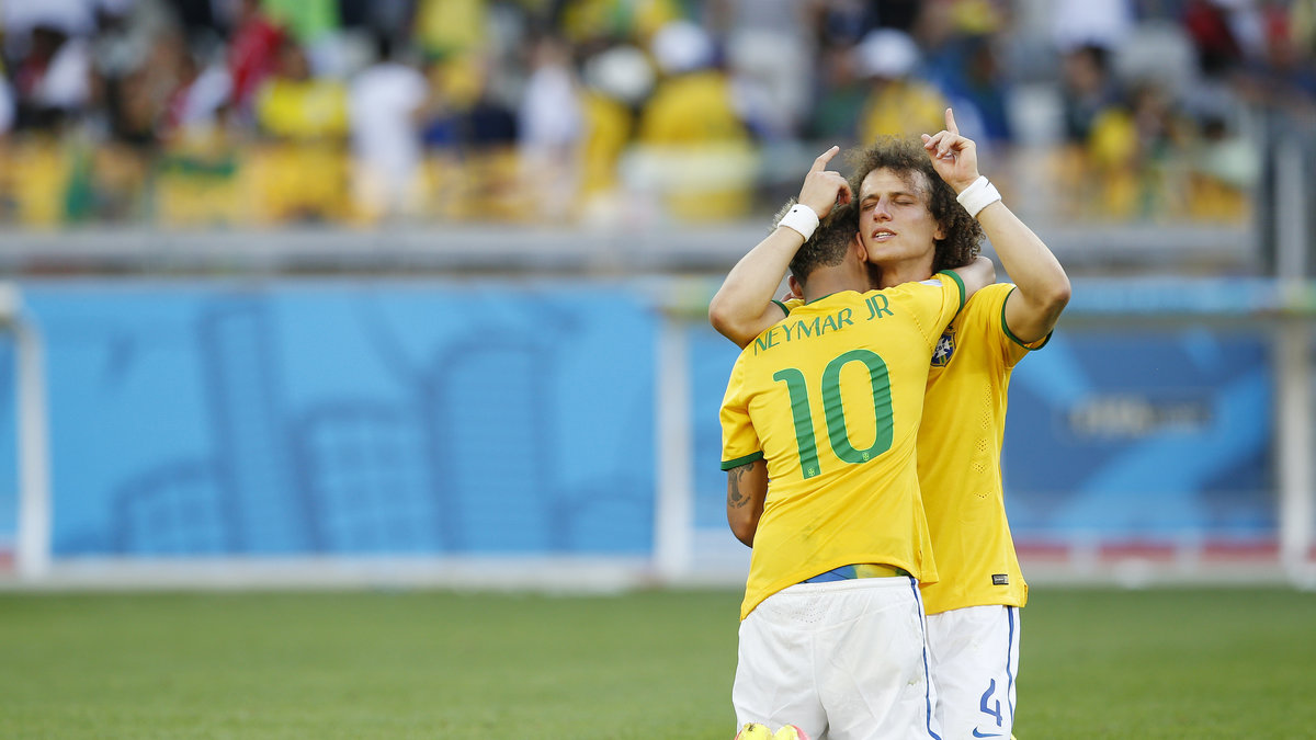 David Luiz och Neymar kramar varandra och ber till gud. 